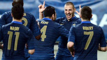 Karim Benzema partage sa joie avec ses partenaires de l'&eacute;quipe de France, lors d'une victoire 3-0 contre l'Estonie au Mans, le 5 juin 2012.&nbsp; (FRANCK FIFE / AFP)