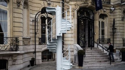 Tronçon de l'escalier de la Tour Eiffel devant la maison Artcurial
 (Philippe LOPEZ / AFP)