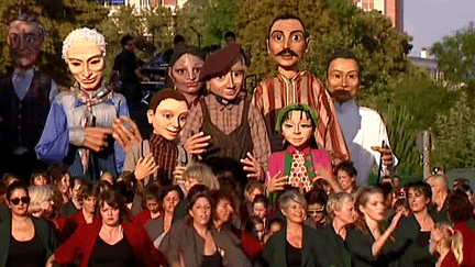 Dernière répétition dans les rue de Villeurbanne par le groupe "Les Grandes personnes"  avant le défilé de la Biennale de la danse le 18 septembre au stade de Gerland
 (France 3 / Culturebox)