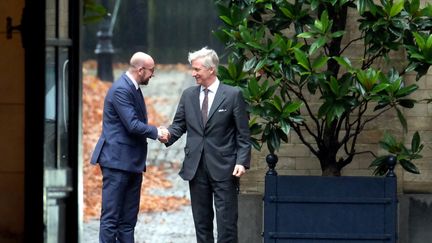 Le Premier ministre démissionnaire de la Belgique, Charles Michel (à gauche), en compagnie du roi de Belgique Philippe, au Palais royal de Bruxelles, le 21 décembre 2018. (NICOLAS MAETERLINCK / AFP)