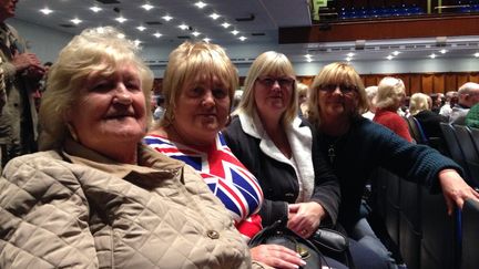 Joyce, sa fille Lorraine et leurs amies Pam et Dawn, au meeting Ukip &agrave; Portsmouth le 28 avril 2014. (SALOME LEGRAND / FRANCETV INFO)