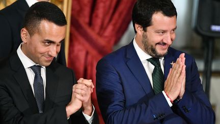 Le ministre de l'Intérieur et leader de la Ligue, Matteo Salvini (à droite), avec Luigi Di Maio, chef de file du Mouvement 5 étoiles et vice-Premier ministre (à gauche), lors de l'investiture du nouveau gouvernement italien mené par Giuseppe Conte, le 1er juin 2018 à Rome (Italie).&nbsp; (ALBERTO PIZZOLI / AFP)