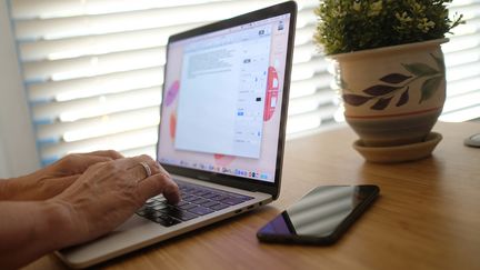 En France, les accords triennaux régissant le télétravail arrivent à échéance et sont en train d'être renégociés. (CHRIS DELMAS / AFP)