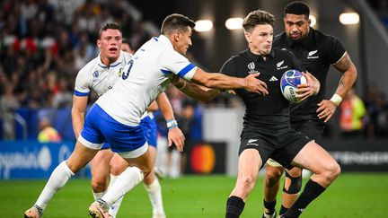 Le Néo-Zélandais Beauden Barrett face à l'Italie lors du match de Coupe du monde de rugby, le 29 septembre 2023. (MATTHIEU MIRVILLE / AFP)