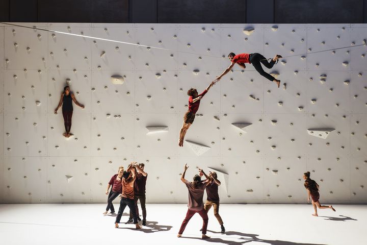 Funambule, grimpeuse et acrobates partagent la scène du Théâtre Chaillot dans "Corps extrêmes" de Rachid Ouramdane.&nbsp; (Pascale Cholette)