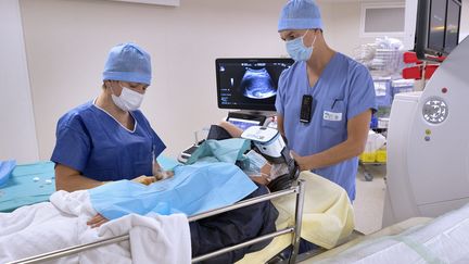 Montpellier, le 21 septembre 2021. Un patient utilise un casque de réalité&nbsp;virtuelle pour une meilleure prise en charge de la douleur en salle de radiologie interventionnelle au bloc opératoire&nbsp;de la clinique du Parc. Le casque de réalité&nbsp;virtuelle est proposé au patient avant, pendant et après&nbsp;l'opération. (GUILLAUME BONNEFONT / IP PRESS / MAXPPP)