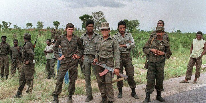 Un groupe de soldats cubains patrouille aux côtés des soldats angolais à Luanda, le 29 février 1988. (Photo Reuters)