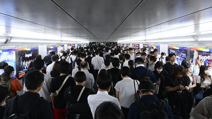 A crowd at a train station in Tokyo, Japan, on July 11, 2024. (DAVID MAREUIL / ANADOLU / AFP)