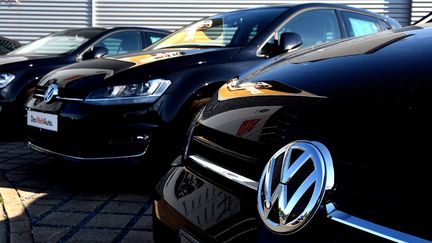 Des v&eacute;hicules de la marque Volkswagen gar&eacute;s sur le parking d'un concessionnaire, le 28 septembre 2015, en Allemagne.&nbsp; (PATRIK STOLLARZ / AFP)