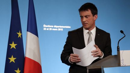 Le Premier ministre, Manuel Valls, apr&egrave;s l'annonce des r&eacute;sultats du premier tour des &eacute;lections d&eacute;partementales, dimanche 22 mars 2015. (PHILIPPE WOJAZER / REUTERS)