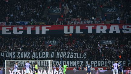 Les ultras parisiens brandissant une banderole "quatorze ans sans aller à Marseille" lors du match PSG-Toulouse, le 4 février 2022. (FRANCK FIFE / AFP)