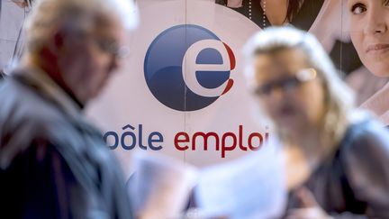 Deux personnes consultent des annonces dans une agence Pôle emploi à Gravelines dans le Nord, le 30 mars 2016. (PHILIPPE HUGUEN / AFP)