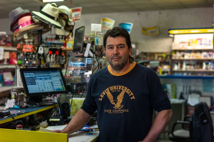 Franck Vandevoorde, dans son tabac de Chantenay-Villedieu (Sarthe) en mai 2017. (MATTHIEU MONDOLONI / RADIO FRANCE)