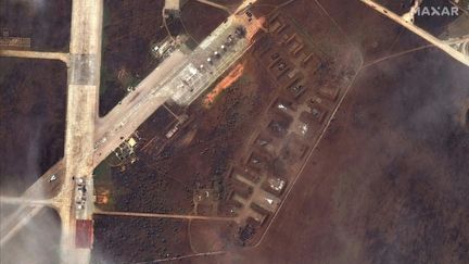 Une image satellite de la société Maxar après les explosions survenues le 11 août 2022 dans la base aérienne russe de Saki, en Crimée annexée. (SATELLITE IMAGE 2022 MAXAR TECHNOLOGIES / AFP)