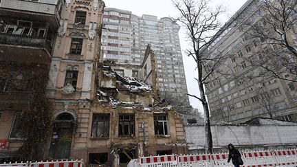 Un bâtiment détruit à Kiev, la capitale ukrainienne, le 27 novembre 2022. (PHILIP REYNAERS / BELGA MAG / AFP)