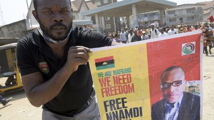 Un manifestant pro-Biafra brandit le portrait du militant indépendantiste biafrais Nnamdi Kabu, lors d'une manifestation le 18 novembre 2015 à Aba, dans le sud-est du Nigeria. Ses partisans réclament sa libération. (Photo AFP/Pius Utomi Ekpei)