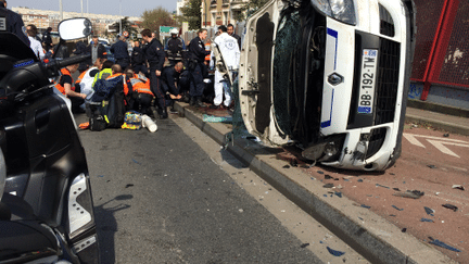 Une voiture de police, avec &agrave; son bord quatre policiers et un homme en garde &agrave; vue a fait plusieurs tonneaux,&nbsp;&agrave; Gennevilliers (Hauts-de-Seine), le 28 mars 2014. (@STEPHANE / FRANCETV INFO)