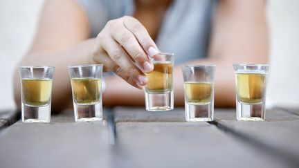 Une femme aligne des "shots" d'alcool fort &agrave; Saint-Gervais-les-Bains (Haute-Savoie), en 2010. (PASCAL DELOCHE / GODONG / PHOTONONSTOP / AFP)