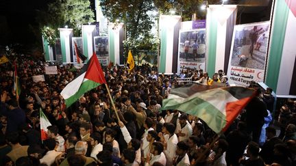 Des manifestants réunis à Téhéran (Iran), le 18 octobre 2023, avec des drapeaux palestiniens, en soutien aux victimes de la frappe sur un hôpital de Gaza. (STRINGER / ANADOLU)