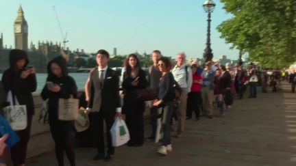 Mort d'Elizabeth II : la file d'attente s'allonge pour dire adieu à la reine à Westminster Hall (FRANCE 3)