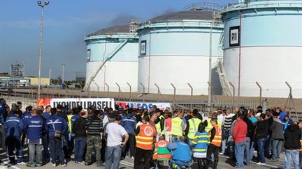 Grévistes devant l'accès du port pétrolier de Fos-sur-Mer (7-10-2010) (AFP - GERARD JULIEN)