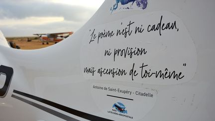 «J'ai toujours aimé le désert. On s'assoit sur une dune de sable. On ne voit rien. On n'entend rien. Et, cependant, quelque chose rayonne en silence», écrivait l’auteur du conte au succès mondial. Près d'un siècle plus tard, on peut à nouveau entendre le crépitement des pneus sur le sable caillouteux de la piste, exceptionnellement remise en service pour les 60 équipages du rallye.
 (Clément MELKI / AFP)