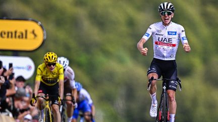 Tadej Pogacar laisse exploser sa joie après avoir pris le meilleur sur son rival Jonas Vingegaard à l'arrivée de la 20e étape du Tour de France, le 22 juillet 2023, au Markstein (Haut-Rhin). (JASPER JACOBS / BELGA MAG / AFP)