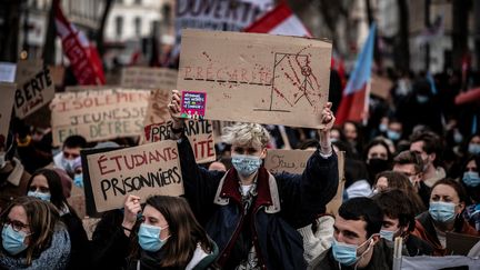 Des étudiants lors d'un rassemblement dans le cadre d'une grève nationale des enseignants et des étudiants à Lyon, le 26 janvier 2021. (JEFF PACHOUD / AFP)