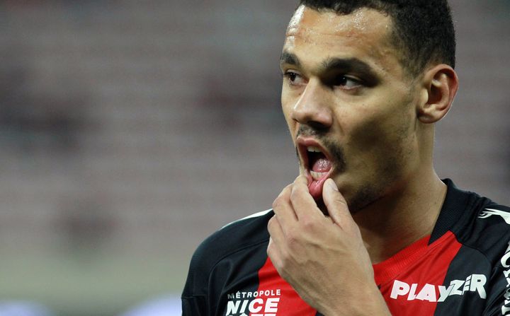 Le d&eacute;fenseur ni&ccedil;ois&nbsp;Thimoth&eacute;e Kolodziejczak perplexe apr&egrave;s la nouvelle d&eacute;faite de son &eacute;quipe face &agrave; Toulouse, le 1er mars 2014.&nbsp; (JEAN CHRISTOPHE MAGNENET / AFP)