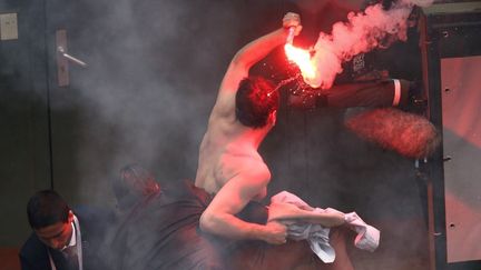 Un "Hommen", militant de la cause masculiniste, perturbe la finale de Roland-Garros sur le court Philippe-Chatrier, le 9 juin 2013 &agrave; Paris. (THOMAS COEX / AFP)