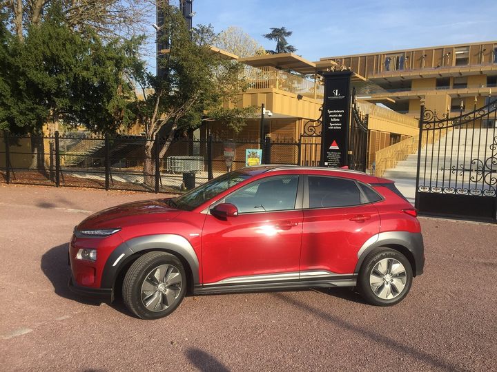 Le choix des pneumatiques sur un véhicule électrique, ici sur la Hyundai Kona, une décision stratégique. (SERGE MARTIN FRANCE INFO)