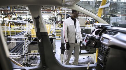 Un employ&eacute; en int&eacute;rim &agrave; l'usine d'assemblage PSA d'Aulnay-sous-Bois (Seine-Saint-Denis), le 10 avril 2013.&nbsp; (FRED DUFOUR / AFP)