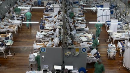 Des patients affectés par le coronavirus dans un hôpital de campagne installé dans un gymnase, à Santo Andre, dans l'état de Sao Paulo, au Brésil, le 26 mars 2021. (MIGUEL SCHINCARIOL / AFP)