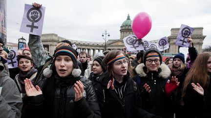 Des militantes féministes manifestent à Saint-Pétersbourg, en Russie, le 8 mars 2017. (VALYA EGORSHIN / NURPHOTO / AFP)