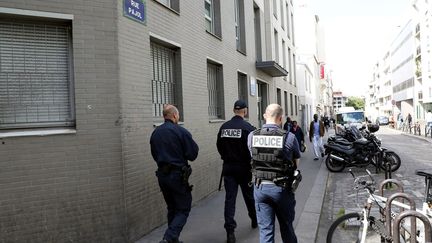 Des policiers en patrouille dans le quartier de la Chapelle, à Paris, le 21 mai 2017. (MAXPPP)