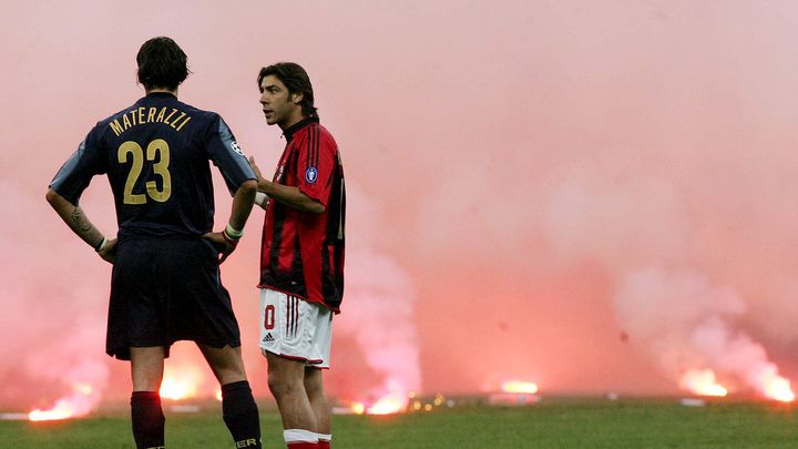 Marco Materazzi et Rui Costa lors de la demi-finale aller de Ligue des champions à Giuseppe-Meazza le 12 avril 2005. (MAXPPP)