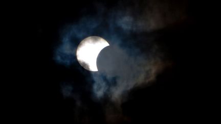 Une &eacute;clipse solaire, le 3 novembre 2013, dans le ciel de Tenerife (Espagne). (DESIREE MARTIN / AFP)