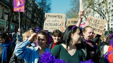 Des manifestantes défilent à Paris à&nbsp;l'occasion de la journée internationale pour les droits des femmes, le 8 mars 2022. (CHRISTOPHE MICHEL / HANS LUCAS / AFP)
