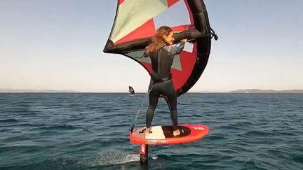 Véritable waterwomen, Olivia Piana pratique une myriade de sports de glisse tous plus exigeants les uns que les autres. Performante dès qu'elle se pose sur l'eau, elle ne reçoit cependant pas une reconnaissance à la hauteur des efforts consentis. Cette sportive hors-normes participe également à la féminisation des sports de glisse, un milieu encore outrageusement masculin.