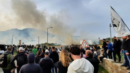 Plusieurs centaines de manifestants se sont rassemblés devant la caserne de CRS à Furianie en Haute-Corse, le 27 mars 2022. (BENJAMIN ILLY / RADIO FRANCE)