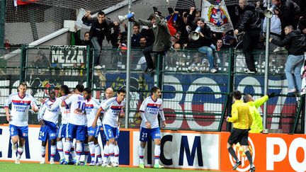 Les joueurs de Lyon saluent leur supporter apr&egrave;s leur qualification &agrave; Saint-Etienne (2-1) en 8e de finale de la Coupe de la Ligue, le 26 octobre 2011. (PHILIPPE VACHER / MAXPPP)