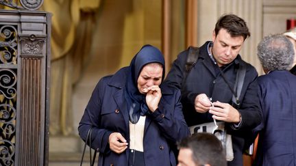 Latifa Ibn Ziaten en larmes sortant&nbsp;du procès d'Abdelkader Merah&nbsp;la cour d'assises de Paris, le 25 october 2017 (CITIZENSIDE / PATRICE PIERROT / AFP)