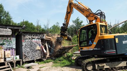 Un bulldozer lors d'une opération d'expulsions le 17 mai 2018 à Notre-Dame-des-Landes (Loire-Atlantique). (GUILLAUME SOUVANT / AFP)