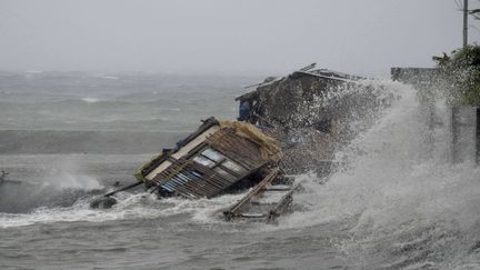 Les vents atteignent parfois pr&egrave;s de 315 km/h et les vagues cinq &agrave; six m&egrave;tres de haut. (NELSON SALTING / AP / SIPA)