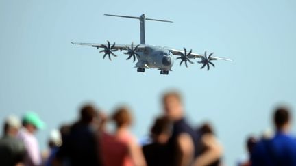 Un Airbus A400M atterrit &agrave; l'a&eacute;roport de schoenefeld, pr&egrave;s de Berlin (Allemagne), le 11 septembre 2012. (JOHANNES EISELE / AFP)