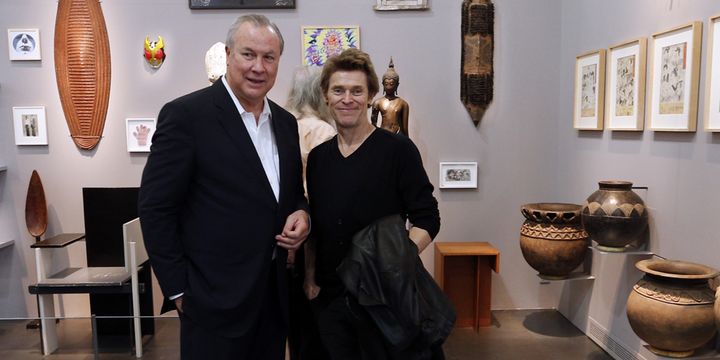 Bob Wilson et l'acteur américain Willem Dafoe (qui joue dans l'un de ses spectacles présenté au Festival d'automne à Paris) visitent l'expo "Living Rooms" au Louvre (13 novembre 2013)
 (François Guillot / AFP)