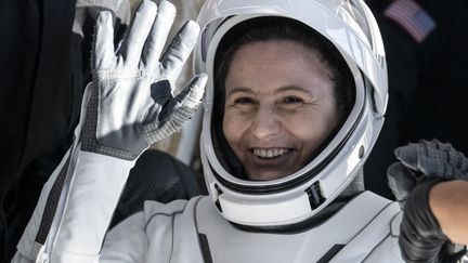 L'astronaute Samantha Cristoforetti sort&nbsp; du vaisseau spatial Crew Dragon Freedom de SpaceX après son atterrissage dans l'océan Atlantique au large de Jacksonville, en Floride, le 14 octobre 2022. (BILL INGALLS/NASA / GETTY IMAGES NORTH AMERICA)