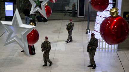 Des militaires dans l'aéroport Roissy-Charles-de-Gaulle, le 3 décembre 2015. (KENZO TRIBOUILLARD / AFP)