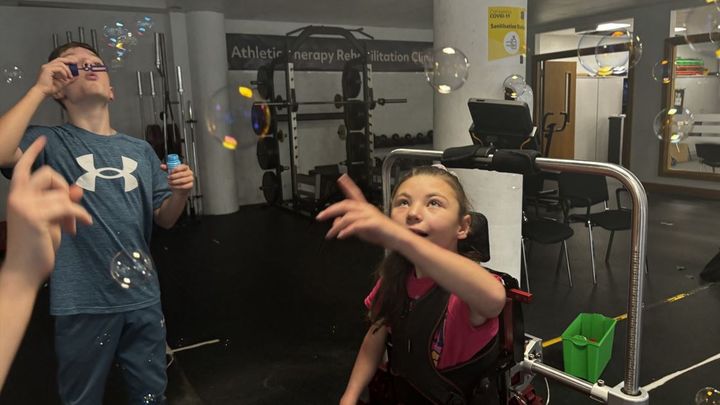 Lucy, atteinte d’une maladie génétique rare, teste un exosquelette pour enfants à Dublin. (CLEMENCE PENARD / RADIO FRANCE)