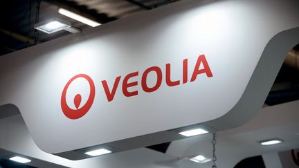 Le logo de Veolia dans un salon professionnel, au Bourget (Seine-Saint-Denis), le 28 juin 2016. (ERIC PIERMONT / AFP)